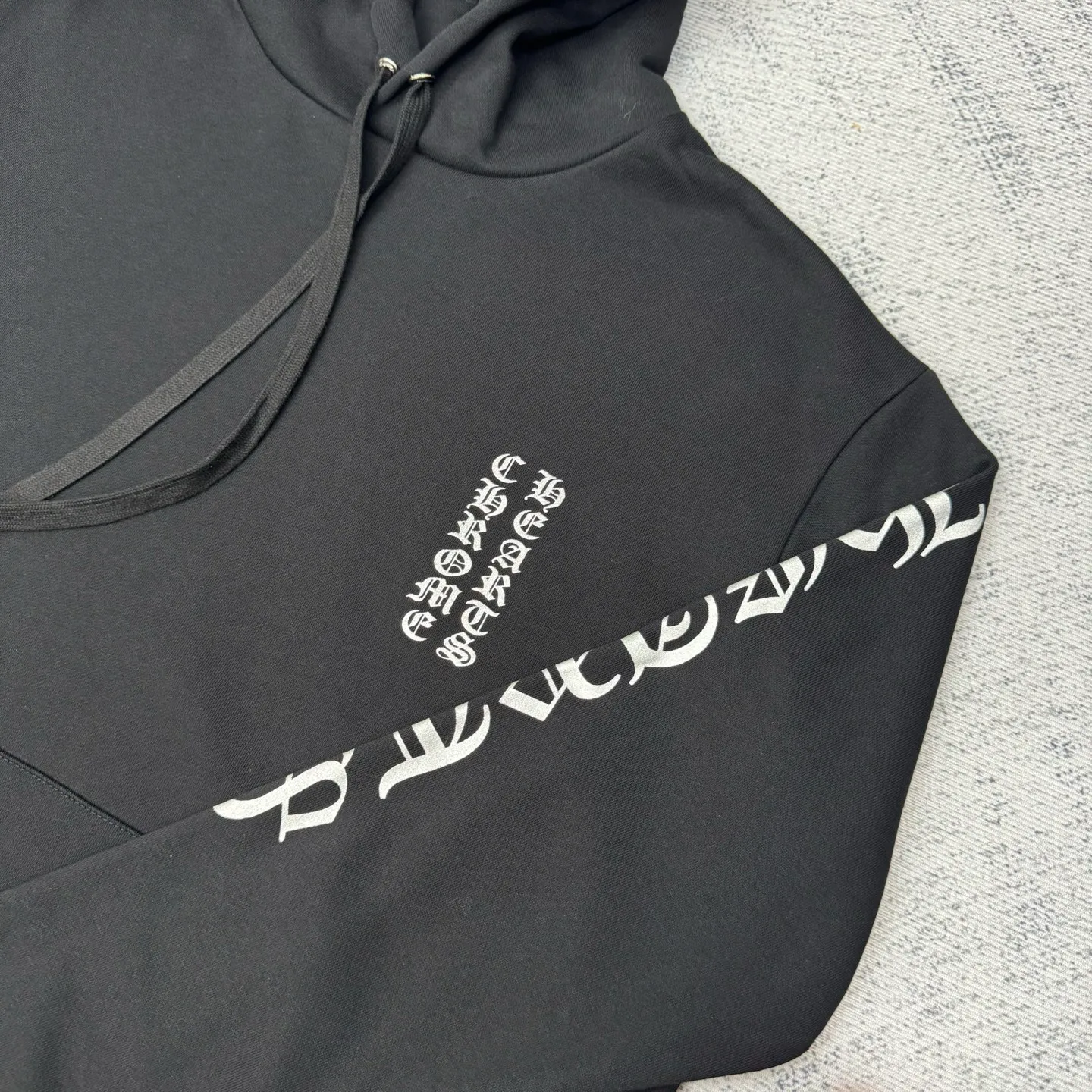 P400 Chrome Herat 25 1988 limited Sanskrit printed hooded sweatshirt Size: S/M/L The fabric is made of fleece 420g cotton. The printing uses a variety of printing processes. Thermosetting ink printing.